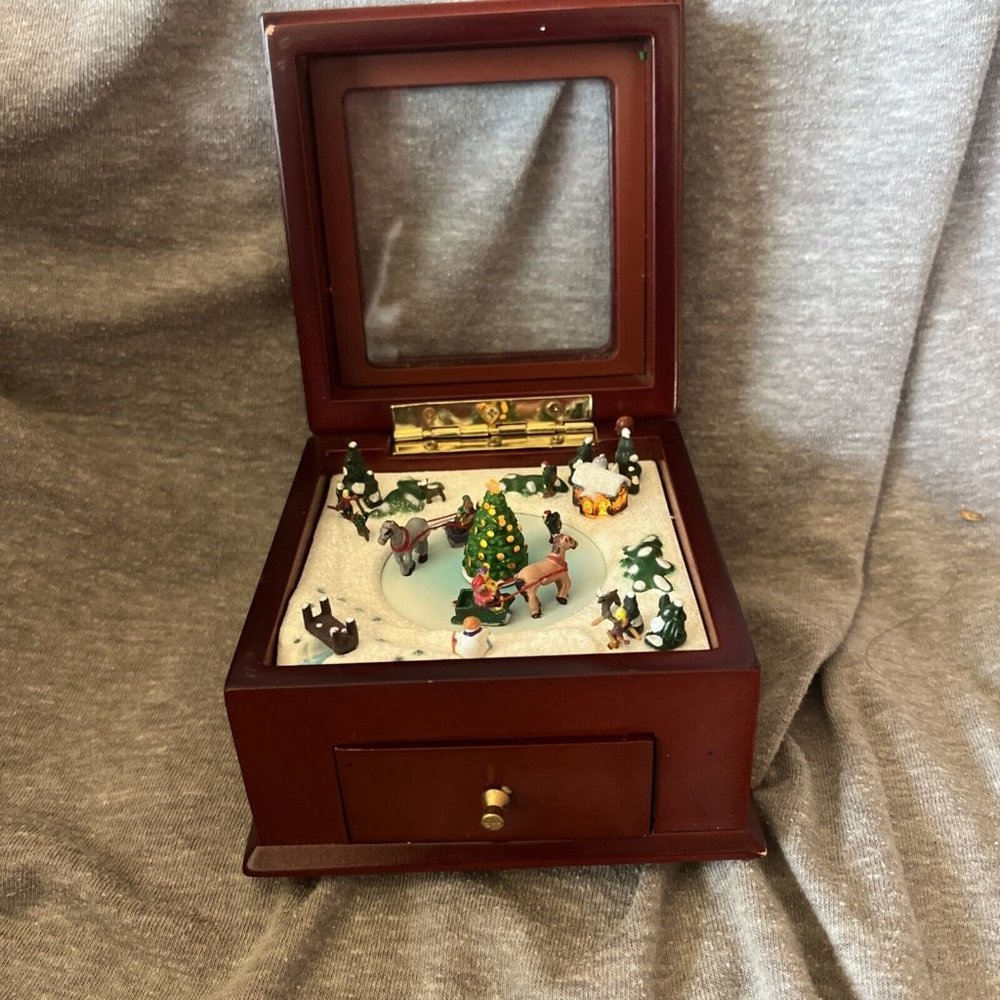 Mr. Christmas Miniature Music Box Winter Scene Lighted "Deck the Halls" Jewelry